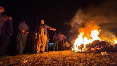 بالصور: إغلاق طريق أربيل – سليمانية بالإطارات المحترقة بعد مصرع 4 أشخاص