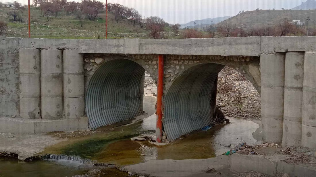 صور: عبور النهر نحو دوكان لم يعد خطراً.. متبرع هدم الجسر القديم وبنى جديداً