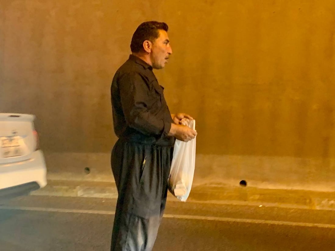 صور مؤثرة من أربيل قبل قليل: السائق يبكي.. والمارّة يجمعون له المال