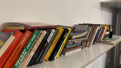 فيديو: نادي القراءة عثر على مكان.. بنات وأولاد ولا تندهشوا من ثقافة شباب العمارة