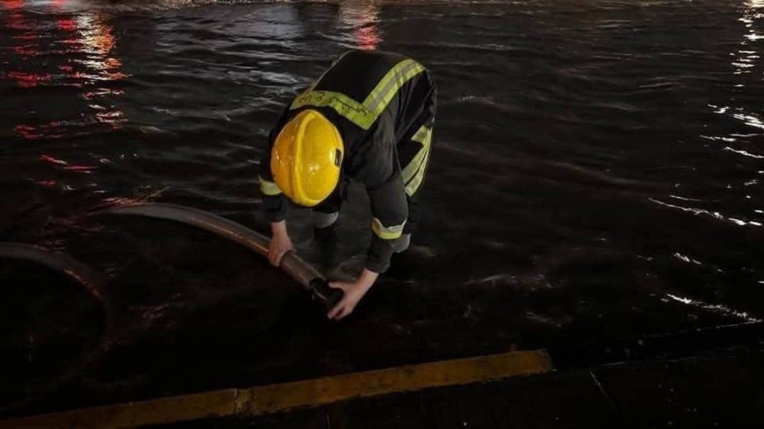 لە بەغدا پەمپی 17 شارەوانی خەریکی باراناوەکەن