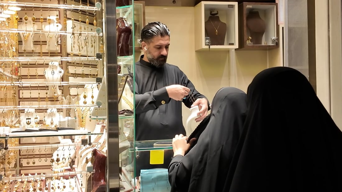 النجف تختار لون الذهب كي 