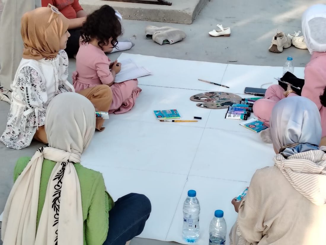 أطفال سوق الشيوخ لن ينسوا هذا اليوم.. تنفسوا ورسموا الشط والنخلة بعيداً عن الآيباد!