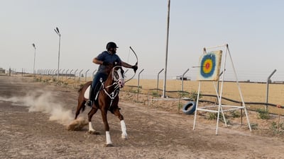 فيديو: كردي يمتطي الفرس العربية ويصيب الهدف بالسهم.. ويبارز بالسيف والرمح