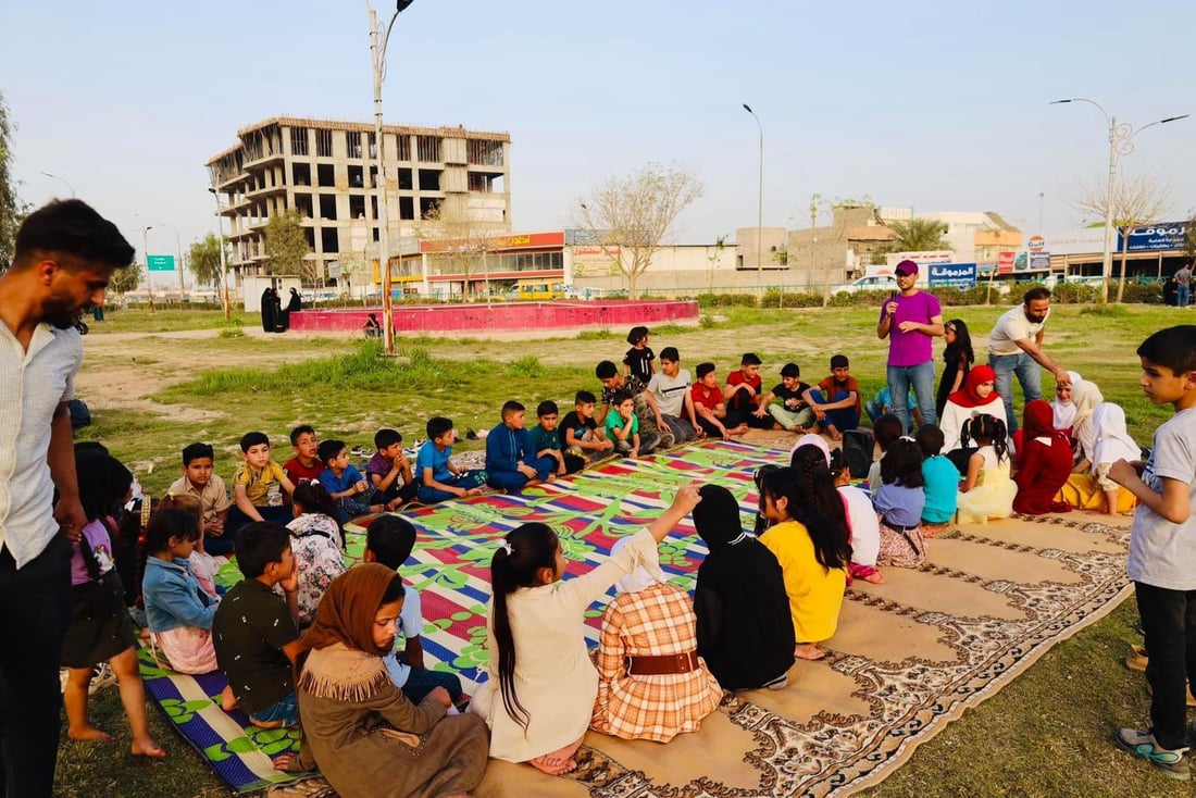 صور: أيتام بعقوبة نظفوا المنتزه وزرعوا الشتلات وشاركوا في إفطار جماعي