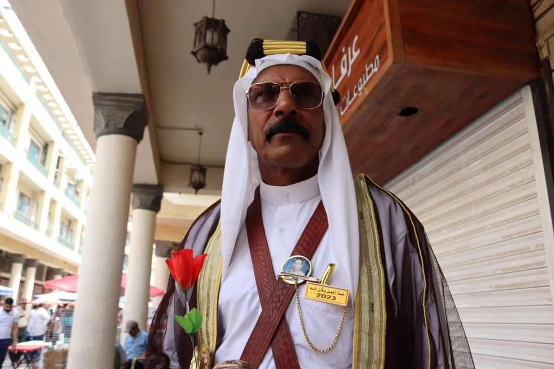 فيديو: بالعقال المُقصب والخنجر المعقوف.. فيصل الأول يتجول في أزقة المتنبي