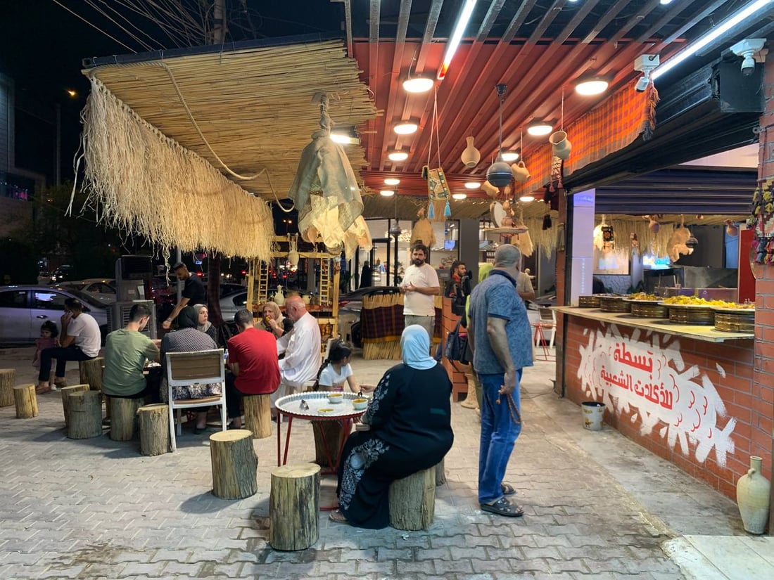 مطعم “بسطة” في حي الجامعة يقدم “كباب طاوة” ويسقيك اللبن من “الحِب” 24 ساعة