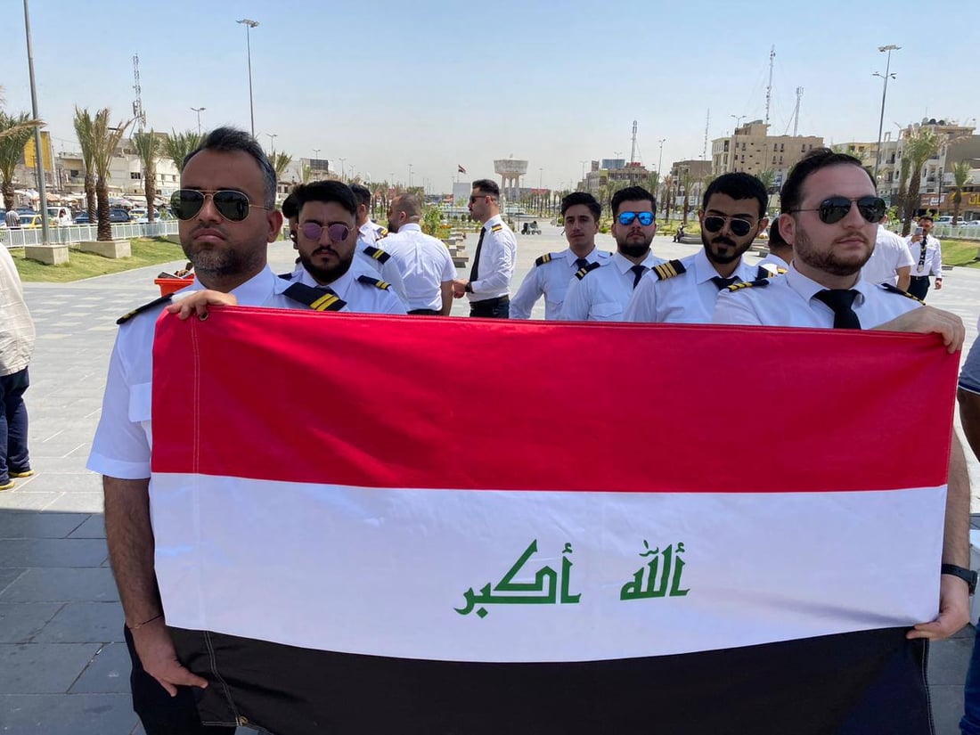 صور: تظاهرة بالقمصان البيضاء في ساحة التحرير.. طيارون دون وظائف منذ 5 سنوات