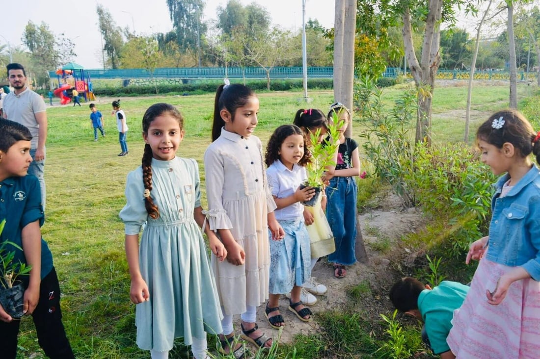 صور: أيتام بعقوبة نظفوا المنتزه وزرعوا الشتلات وشاركوا في إفطار جماعي