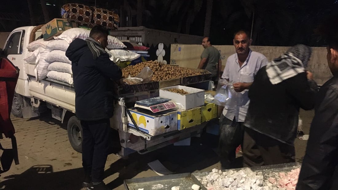 بائع متجول من السليمانية يصل الى أبو الخصيب.. ويقطع 1000 كم لبيع الكرزات (صور)