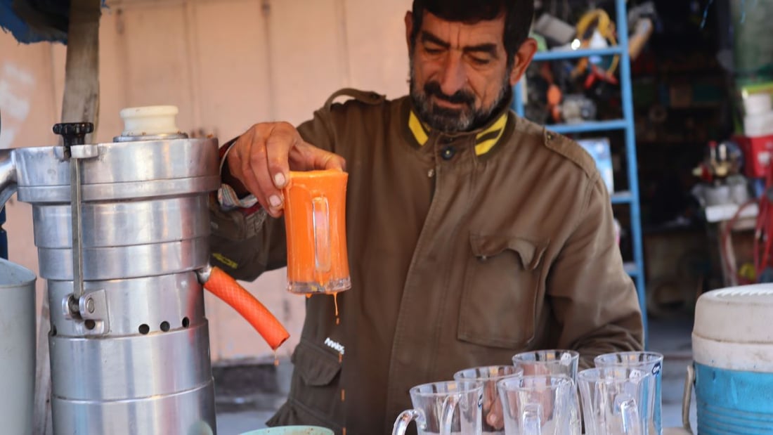 أبو حسين يعصر الجزر في الكاظمية ويشرح للزبائن فوائده: إنه يقوّي النظر