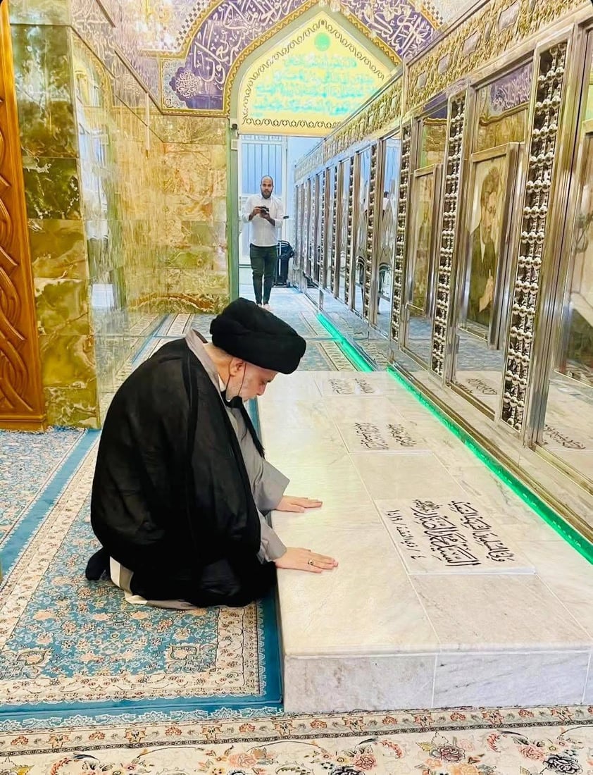 بعد تهديدات الاغتيال.. الصدر يزور مرقد والده في النجف