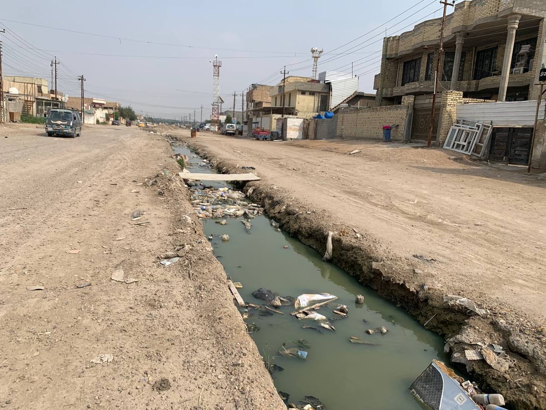 أبو غريب: مخلفات المجاري تحاصر أطفال “السكلات”.. والحلّ في “بوري 8 إنج” (صور)
