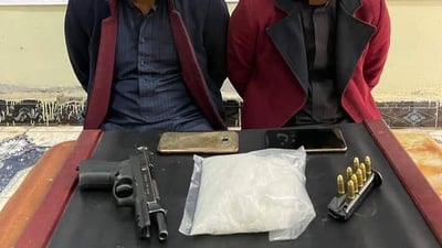نصف كيلو من “الكرستال” وسلاح ناري.. شرطة واسط تعتقل شخصين في قضاء الحي
