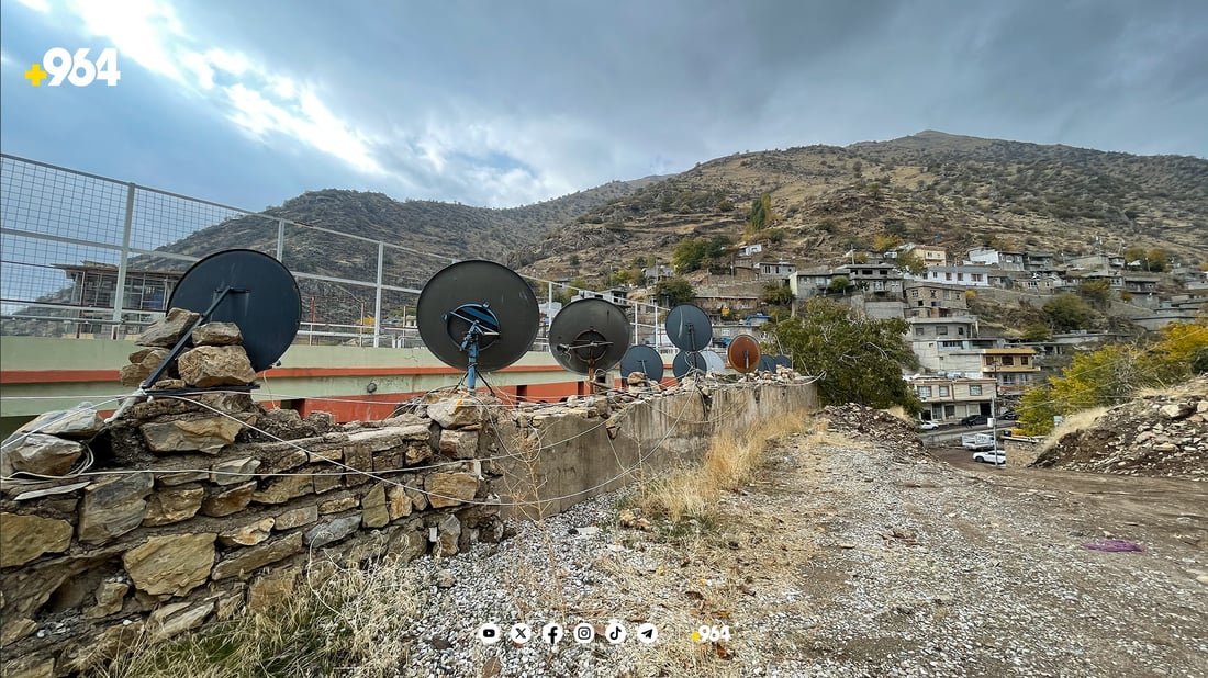 لە تەوێڵە 30 ماڵ بەهۆی دیوارێکەوە سەیری کەناڵە کوردییەکان دەکەن