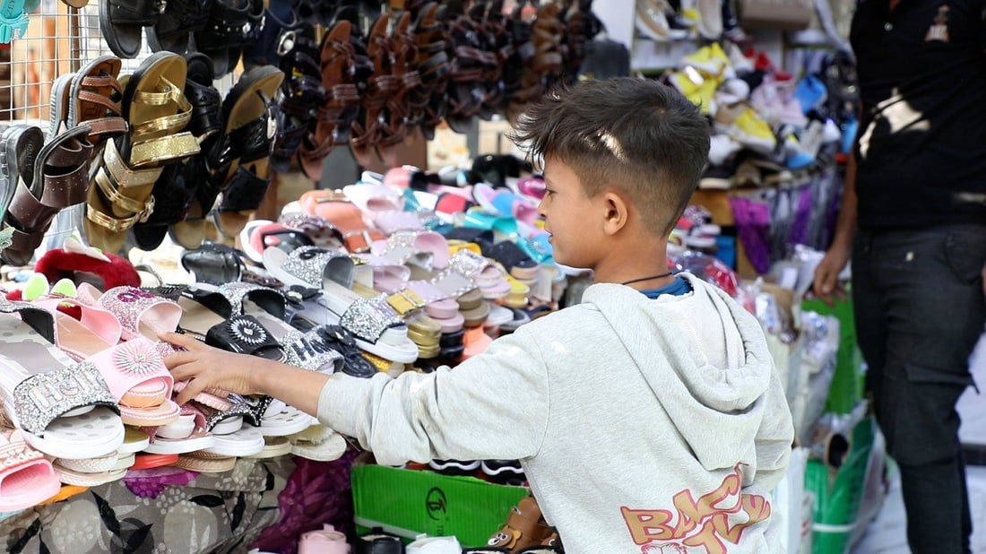 صور: سوق الديوانية مليء بعمالة الأطفال.. الأرخص والأفقر