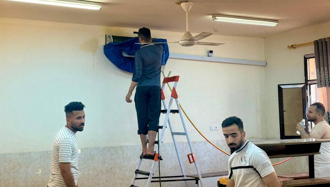 حراك شمال البصرة يأخذ إجازة من الاحتجاج ويبدأ بتصليح “سبالت” المدارس (صور)