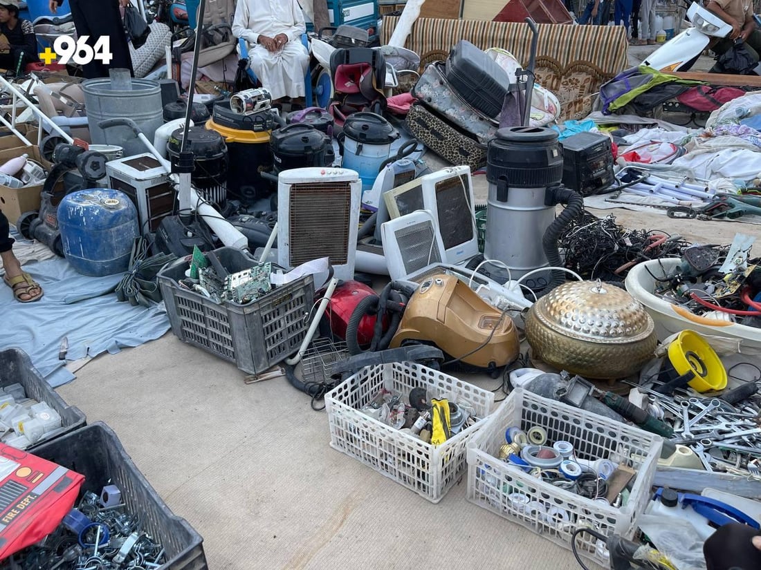 صور: الأثرياء في القرنة يعودون إلى سوق الجمعة بحثاً عن السلع النادرة والأنتيك