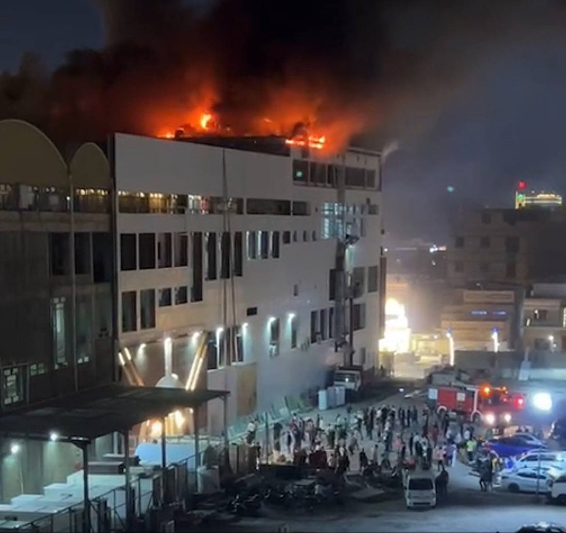 مشاهد من حريق شنشل مول في البصرة الآن