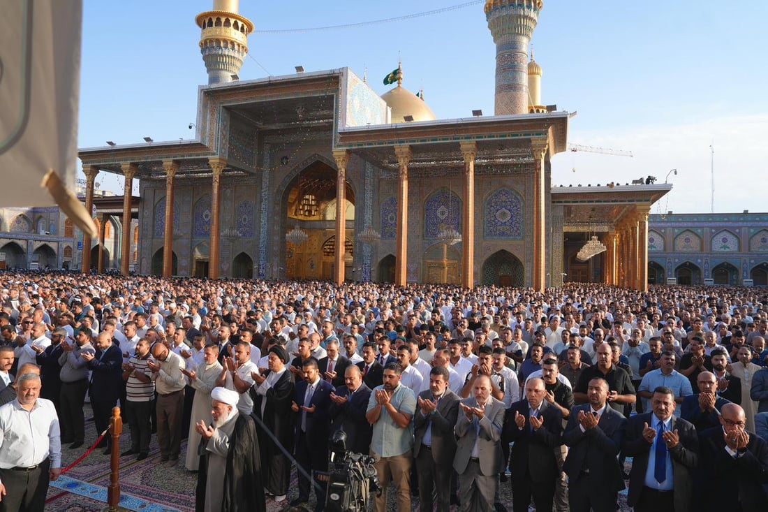 صور: رئيس الوزراء يؤدي صلاة عيد الأضحى في الصحن الكاظمي ببغداد