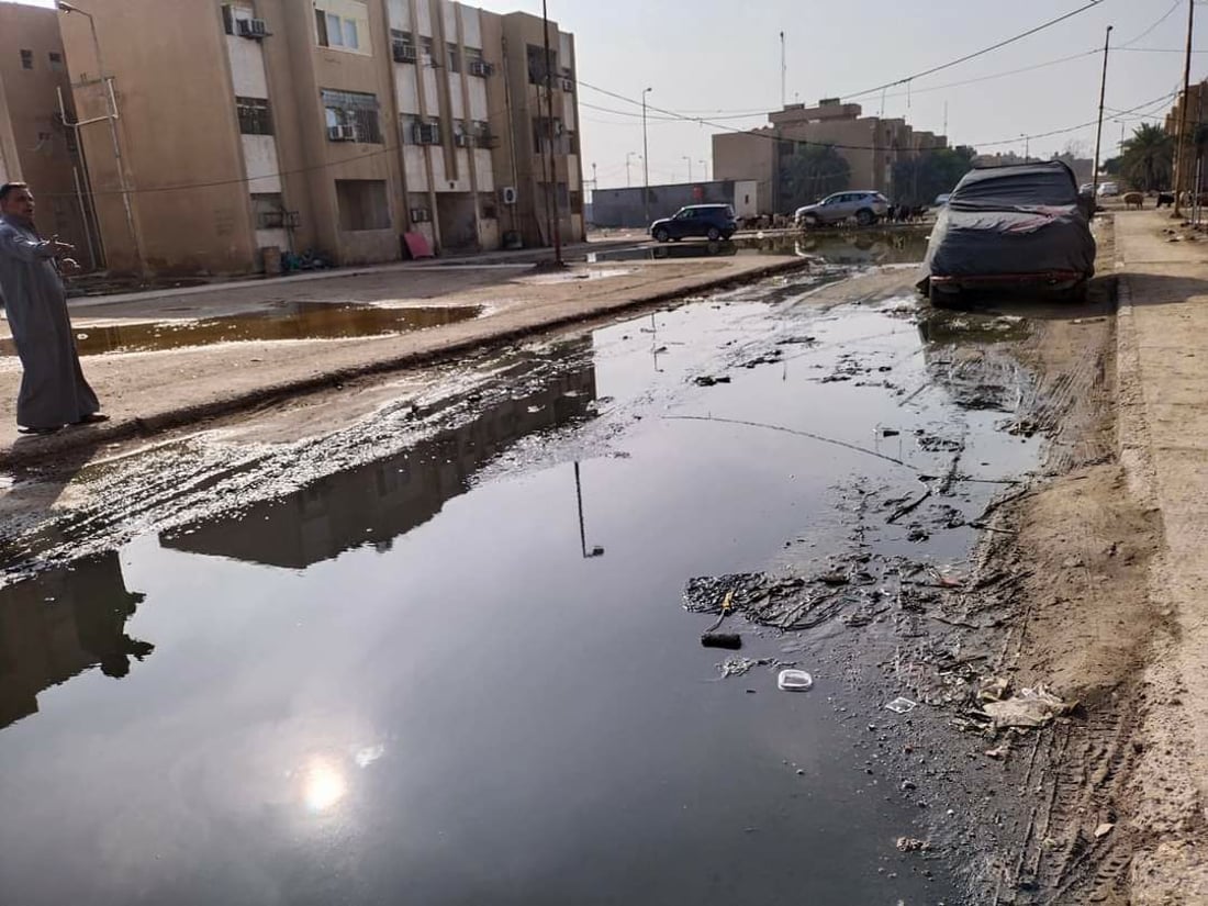 السماوة: السكان يهجرون “أم العصافير” الغارقة بطفح المجاري (صور)