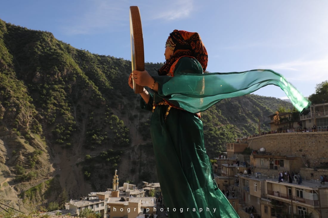 فێستیڤاڵی دەف و خواردنی كوردەواری لە شارەدێی بنكان لە رۆژهەڵاتی كوردستان، دیمەنەكان ئاهەنگ و خۆشی دانیشتوانی شارەدێكە نیشان دەدەن.

ئەم وێنانە لە ئەكاونتی فۆتۆگرافەر هۆگر کەمال وەرگیراوە.