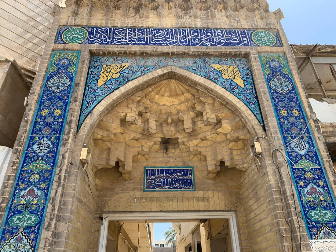 صور: شركة مقاولات تهدم جامع “الداخلية”.. متبرع تعهد بإعادة بنائه خلال 18 شهراً