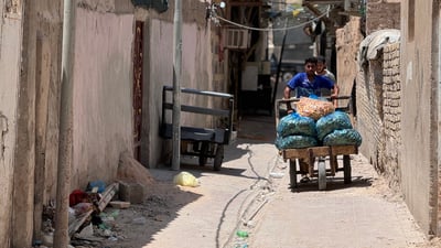 رجال العربات “عصب النجف القديمة”.. حياة الدرابين مستحيلة بدونهم (صور)