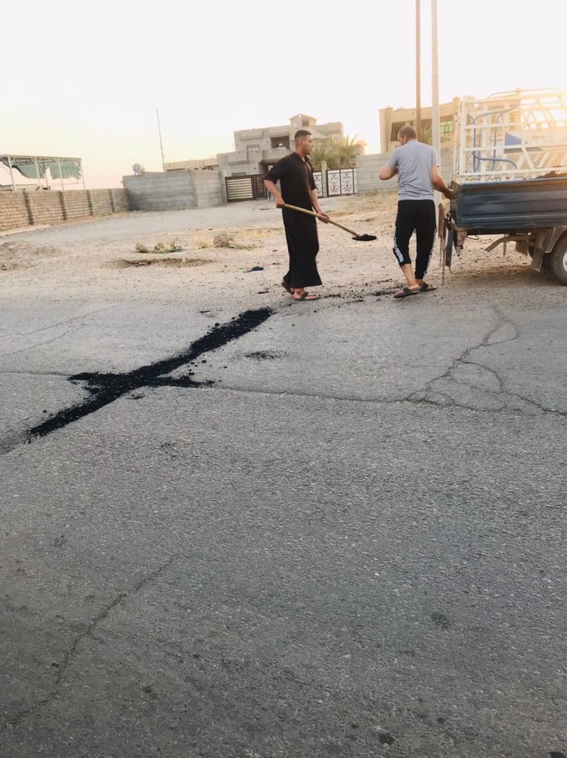 قرية “شكراً” ممتنة لشباب الشرقاط.. جمعوا الإسفلت من الحكومة وبلطوا!