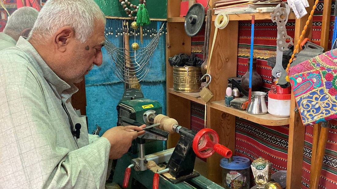 أبهرت الكويتيين بأحجارها وإتقانها.. صور من ورشة صانع العكازات الوحيد في الناصرية