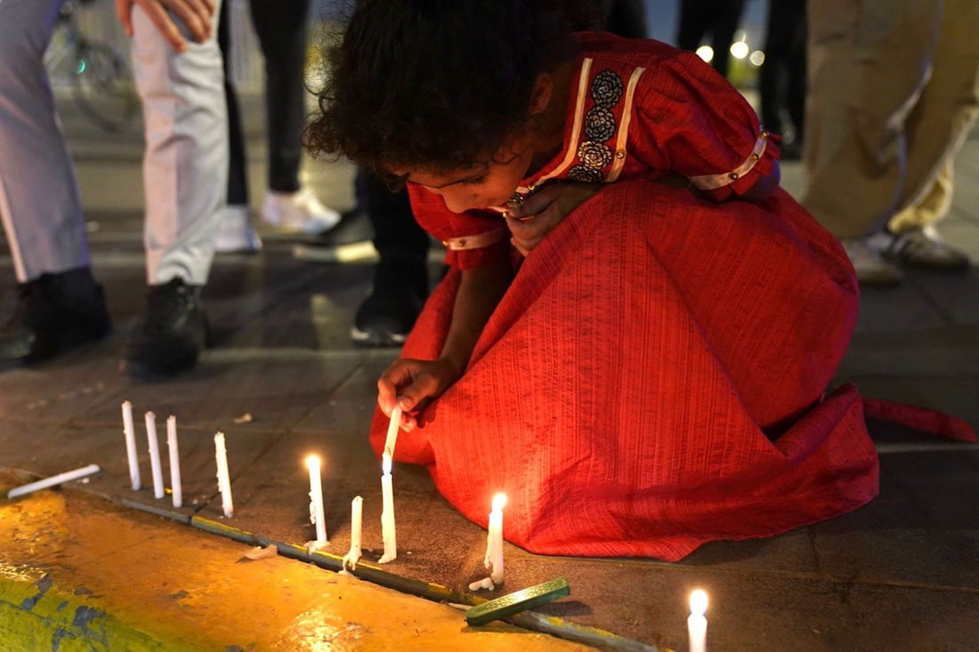 حزن تحت نصب التحرير.. ناشطون يوقدون الشموع في الذكرى السادسة لاحتجاجات تشرين