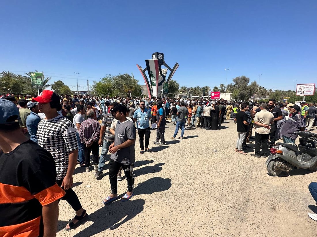 صور من فلكة الساعة في الديوانية.. تظاهرة حاشدة تطالب بتعديل سلم الرواتب