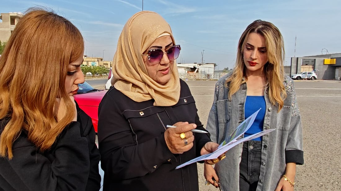 فيديو للسيدة إنعام وسرّ “بعض اللطف”.. تدرب الأولاد والنساء على السياقة في بغداد
