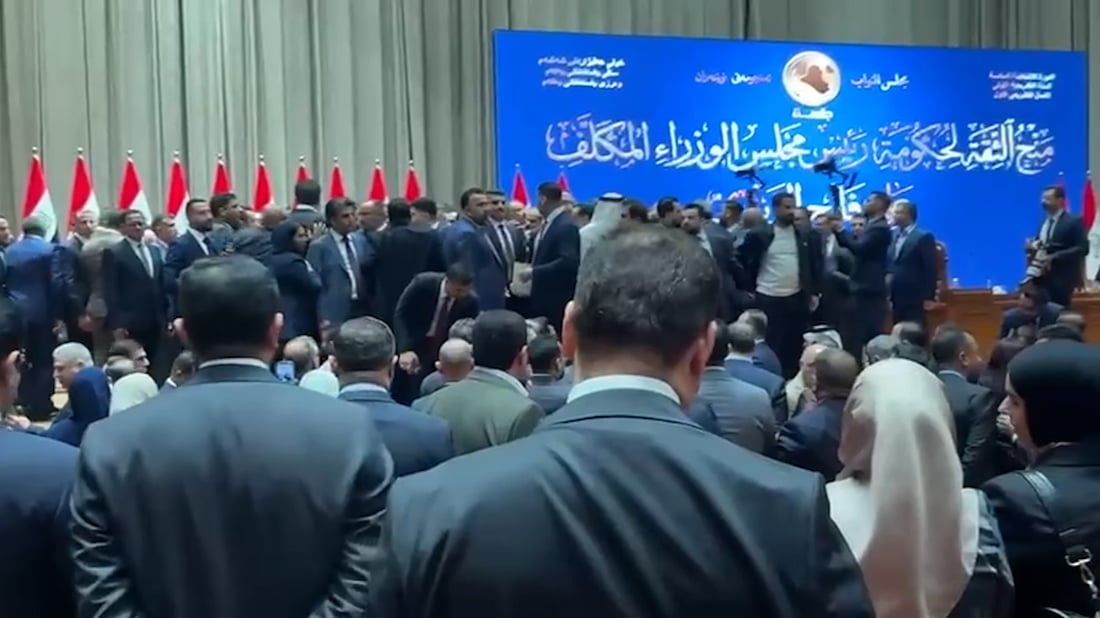 فيديو: مشادة كلامية واشتباك بالأيدي أثناء التصويت على حكومة الزيدي