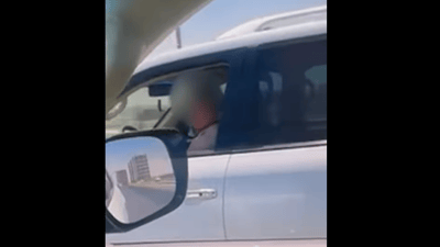 منداڵێک ئۆتۆمبێلێکی لێخوڕی، ئۆتۆمبێلەکە دەستی بەسەرداگیرا
