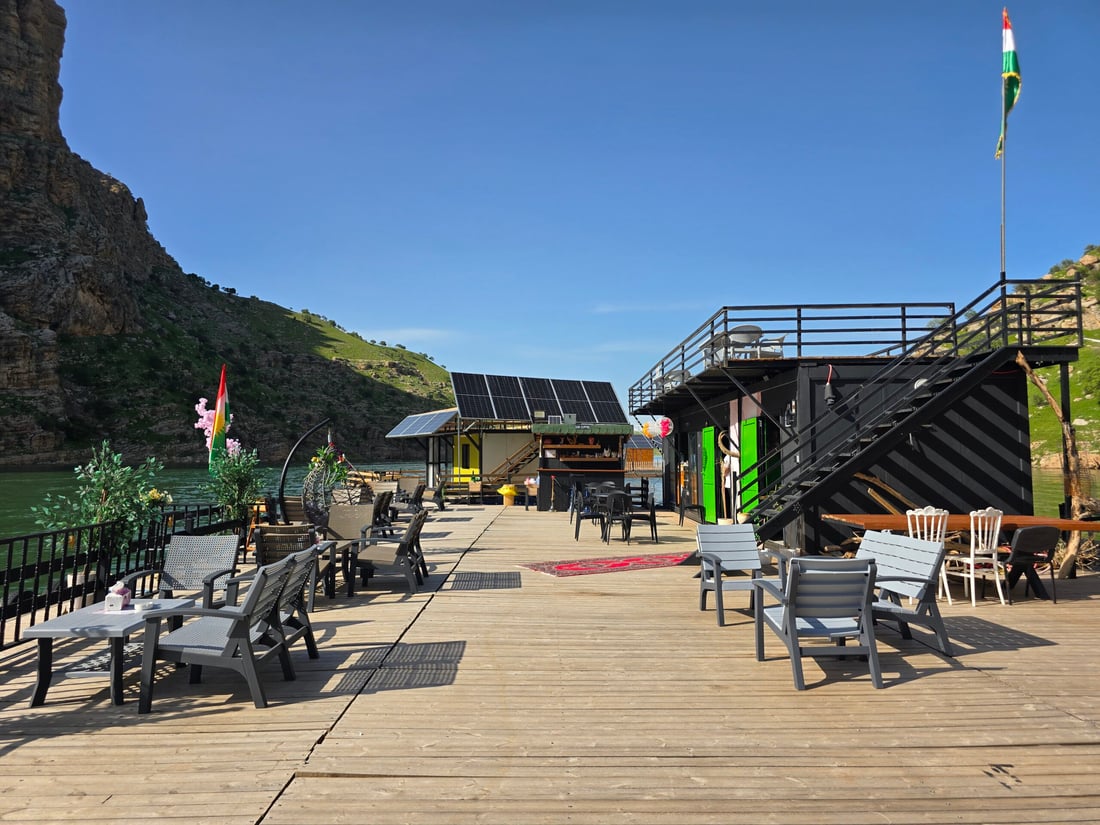 چەند کافتریایەک لەسەر ئاو و لە ناوەڕاستی دەریاچەی دوکان