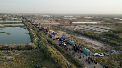 فيديو: توافد آلاف الزائرين إلى مرقد الإمام عبيد الله بن علي في قلعة صالح