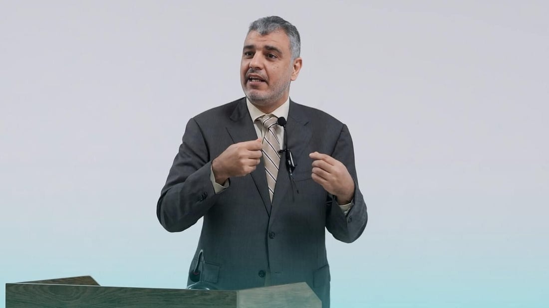 مستشار السوداني يعاتب المواطنين على خزن الأموال في المنازل ويدعو لاستثمارها