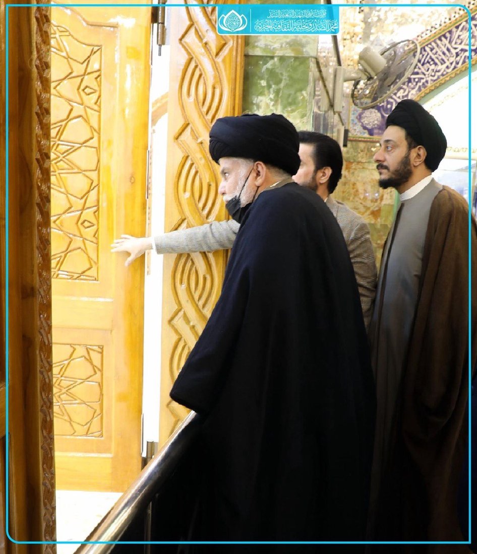 صور: مقتدى الصدر يزور مرقد والده في النجف