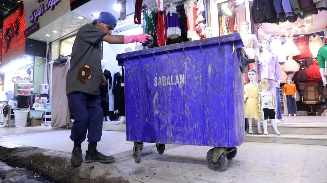 يتواصل بالإشارة ويعادل 5 عمال.. حيدر ينظف سوق الديوانية 4 سنوات بلا راتب (صور)