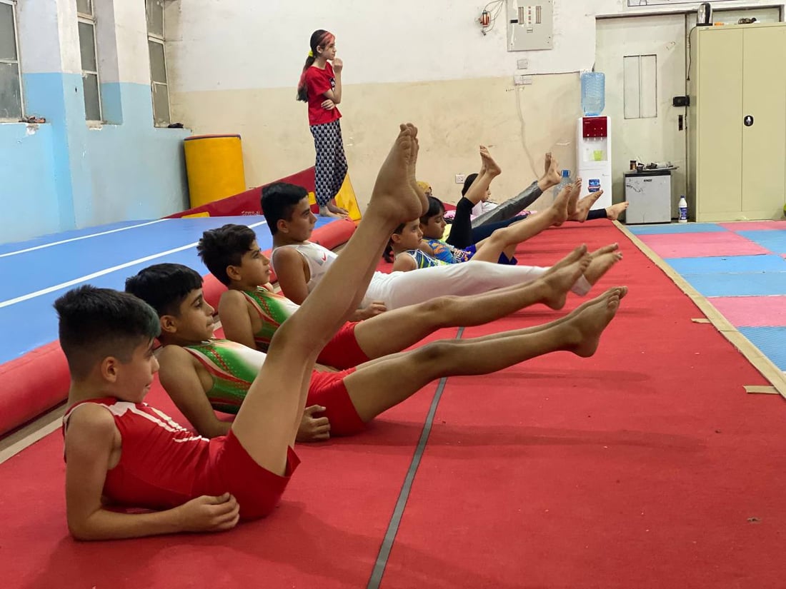 كابتن نوار يدرب أطفال البصرة لذهبية آسيا.. مرح وقساوة في قاعة الجمباز (فيديو)