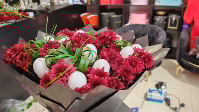 لە هەولێر کەسێک چەپکێک هێلکە و گوڵی بۆ قلەکەی ئامادە کردووە