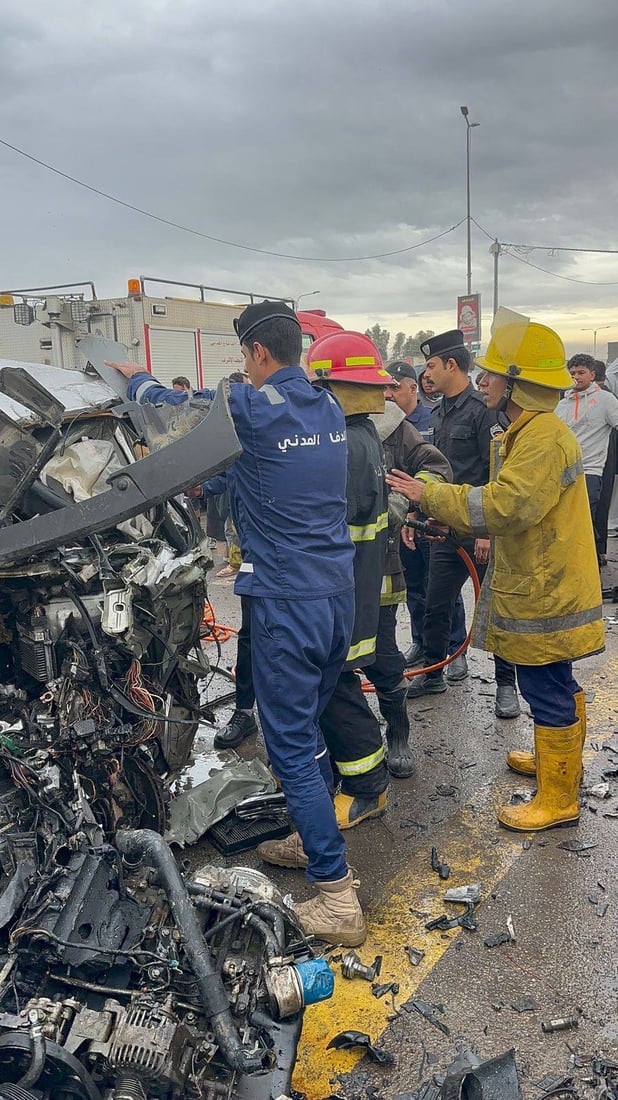 الدفاع المدني في النجف ينقذ 5 أشخاص حاصرتهم النيران داخل مركبة (صور)