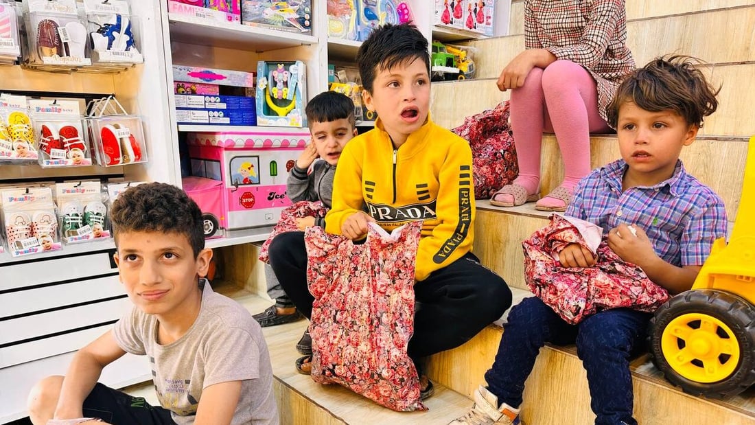 علي طالب يسعد أطفال خانقين.. أخذهم بالسيارة إلى محل الملابس قبل العيد