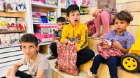 علي طالب يسعد أطفال خانقين.. أخذهم بالسيارة إلى محل الم
