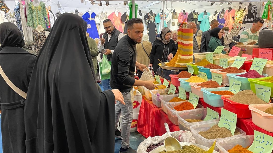 المصريون يعرضون خلطات البهار الخاصة في معرض بغداد و”يتحدثون كثيراً” عن أسرارها
