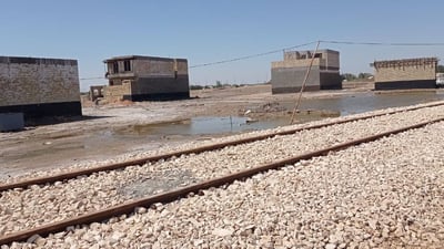 صور: سكة قطار نقلت الأسلحة في الثمانينات تربك حي الموظفين في الديوانية