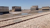 صور: سكة قطار نقلت الأسلحة في الثمانينات تربك حي الموظف...