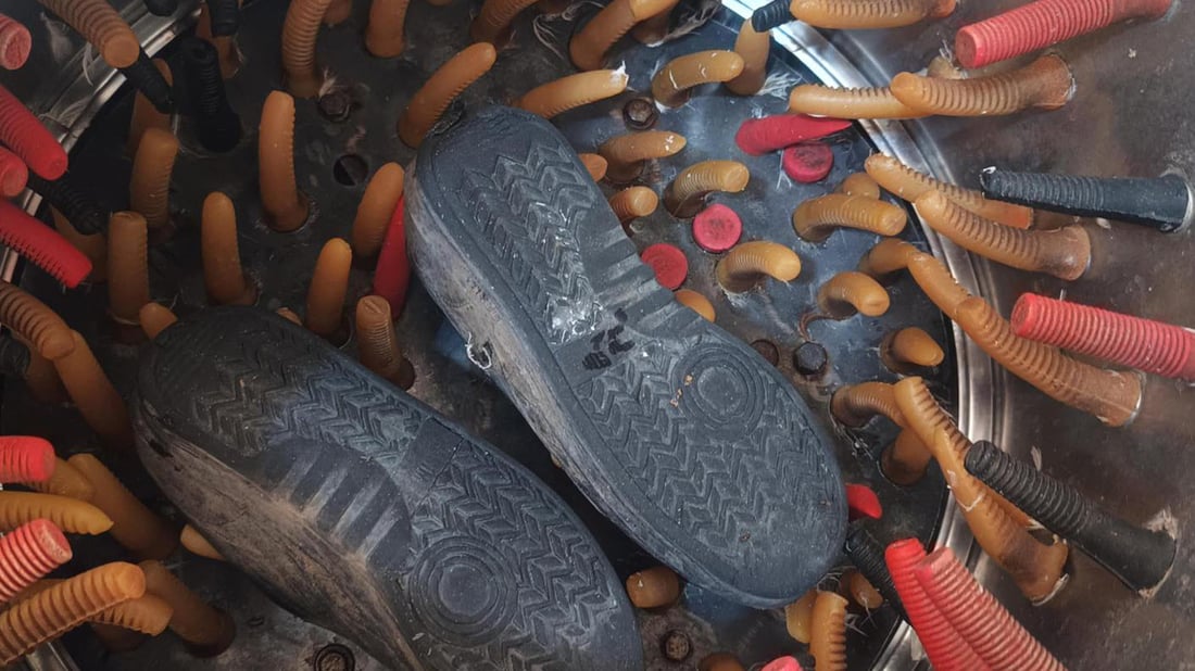 هەر لەو جیهازەى مریشکەکانى پێ پاک دەکات، پێڵاوەکانیشى پێ دەشوات