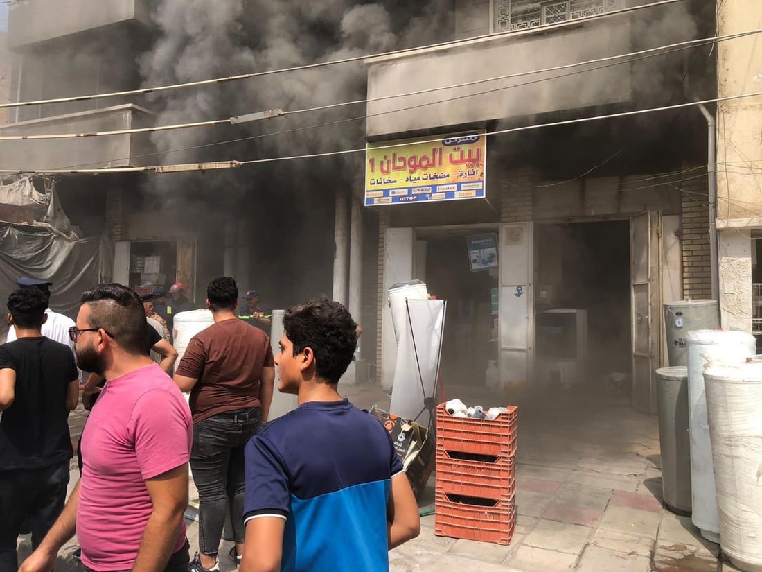 صور: الدفاع المدني يخمد حريقاً اندلع داخل بناية تجارية في بغداد الجديدة